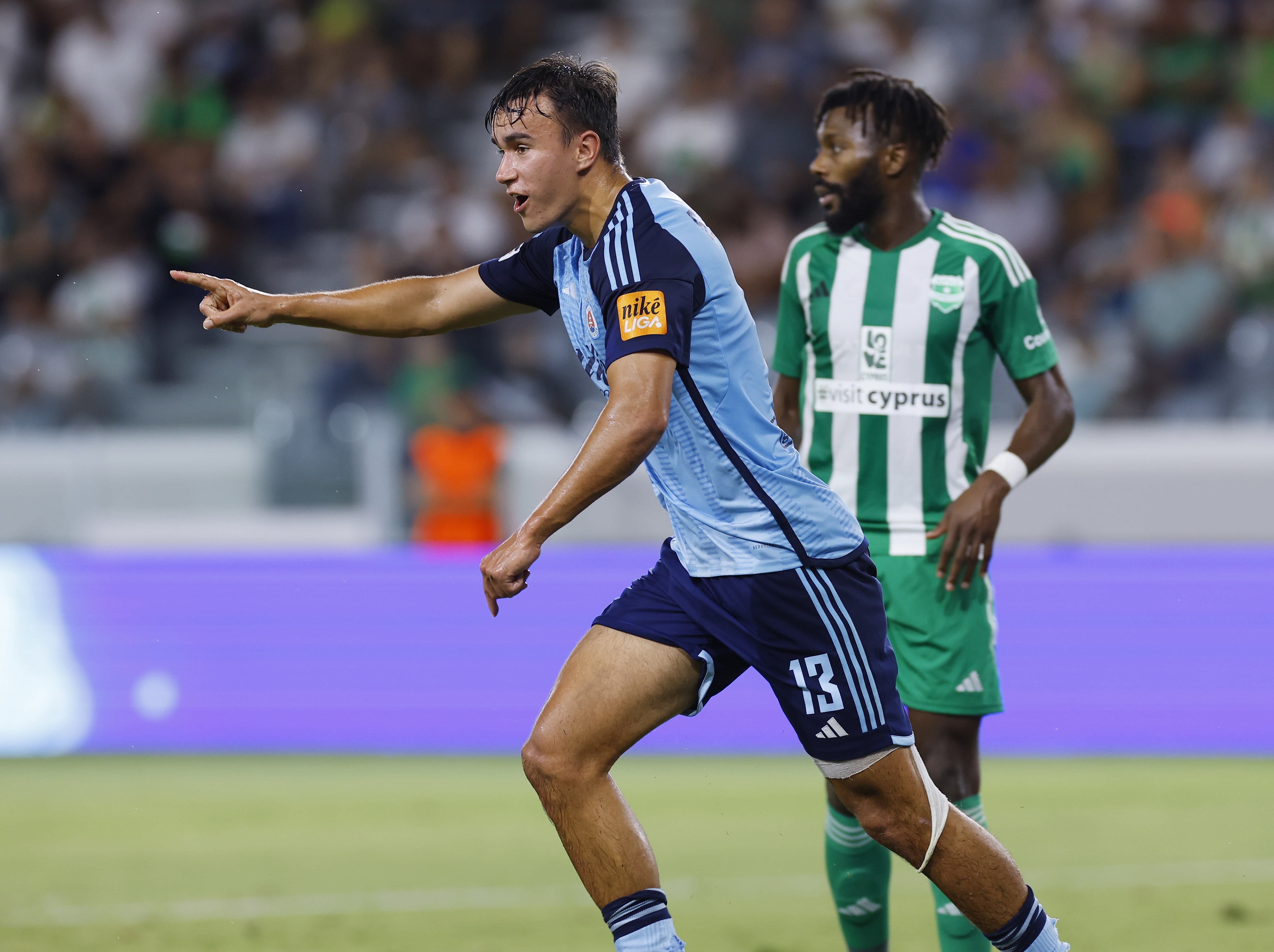 Futbalista Slovana Dávid Strelec oslavuje gól